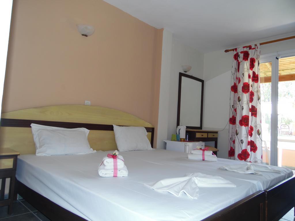 Tellis Holiday Rooms Moraitika Rum bild