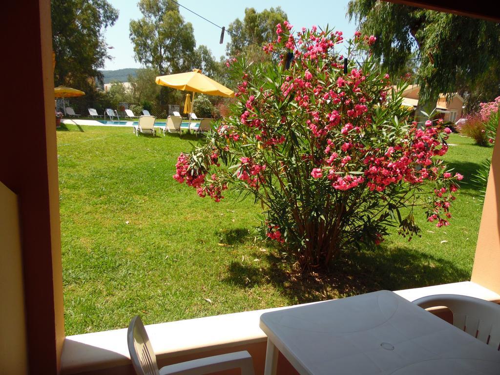 Tellis Holiday Rooms Moraitika Rum bild
